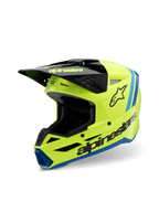 Casco Alpinestars S-M3 Radium Juvenil, casco de motocross, amarillo flúor, negro y azul, con visera negra, logotipo de Alpinestars en el lateral, detalles azules en los bordes, equipo de protección de alto rendimiento para jóvenes pilotos