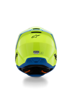 Alpinestars S-M3 Youth Radium Helmet ECE 22.06, casco de motocross, amarillo flúor y azul, vista trasera con el logo de Alpinestars en negro y la pegatina de certificación ECE, diseño de calota aerodinámica para competición juvenil fuera de carretera