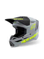 Alpinestars S-M3 Youth Radium Helmet ECE 22.06, casco de motocross, gris mate y negro con detalles en amarillo flúor, con logotipos llamativos de Alpinestars y el logo de la estrella, equipo de protección off-road juvenil