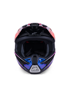 Casco Alpinestars S-M7 Fuse, casco de motocross, azul, púrpura y rosa brillante, vista frontal que muestra la apertura para las gafas y la mentonera ventilada, con detalles negros y el logotipo de Alpinestars, diseño aerodinámico para competición todoterreno