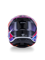 Casco Alpinestars S-M7 Fuse, casco de motocross, vista trasera, azul púrpura rosa brillante, gráficos vibrantes en rosa y púrpura sobre una calota negra brillante, con puertos de ventilación y etiqueta de certificación ECE 22.06