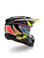 Alpinestars S-M3 Juvenil Wurx, casco de motocross para jóvenes, negro con detalles en naranja vibrante, rojo, azul y amarillo fluorescente, vista trasera en tres cuartos que muestra la carcasa aerodinámica y los orificios de ventilación, acabado brillante con la marca Alpinestars destacada.