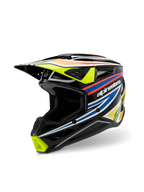 Casco Alpinestars S-M3 Youth Wurx ECE 22.06, casco de motocross, negro brillante con gráficos de carreras en amarillo fluorescente, azul y rojo anaranjado, vista de tres cuartos que destaca la calota aerodinámica con múltiples entradas y salidas de aire, equipo de protección off-road para pilotos jóvenes