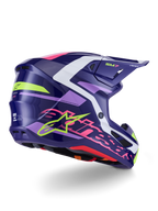 Casco Alpinestars S-M7 Deed, casco de motocross, púrpura y rosa brillante, vista lateral-trasera con detalles en blanco y verde lima, logotipo de la estrella y nombre de la marca Alpinestars en rosa llamativo, diseño de carcasa de composite aerodinámico para rendimiento off-road