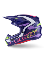Casco de motocross Alpinestars S-M7 Deed, púrpura y rosa brillante, vista de perfil lateral, con logotipos de Alpinestars en verde lima y rosa, calota aerodinámica con detalles en blanco y púrpura claro, acabado brillante, diseñado para carreras off-road