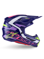 Casco Alpinestars S-M7 Deed, casco de motocross, púrpura y rosa brillante, vista de perfil lateral, con detalles gráficos en blanco y verde lima, marca SM7 y logotipo de Alpinestars, diseño de calota de composite aerodinámica para carreras off-road