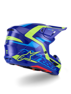 Casco Alpinestars S-M7 Deed ECE 22.06, casco de motocross, azul y amarillo flúor brillante, vista lateral-trasera con un perfil de carcasa aerodinámico y elegante, logotipos distintivos de Alpinestars con detalles en amarillo neón brillante, puertos de ventilación de alto rendimiento y acabado brillante para carreras todoterreno