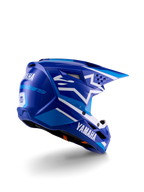 Casco de motocross Alpinestars Yamaha S-M3 Juvenil, azul y blanco brillante, con logotipos de Yamaha destacados en el lateral y la parte trasera, diseño de calota aerodinámica con ventilación trasera, protección para la cabeza específica para jóvenes en vista de tres cuartos trasera.