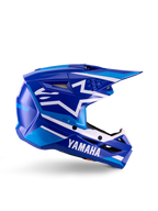 Casco de motocross juvenil Yamaha S-M3, azul y blanco brillante, vista de perfil lateral con marca Yamaha destacada y logo de estrella de Alpinestars, diseño geométrico con detalles en azul claro, calota ventilada con visera larga, protección para la cabeza off-road certificada ECE 22.06