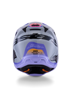 Alpinestars S-M3 Jettson Youth Helmet ECE 22.06, casco de motocross juvenil, vista trasera en gris, púrpura y negro brillante, con el gráfico de la firma de Jett Lawrence, logotipos negros y puertos de ventilación, acabado brillante para carreras off-road