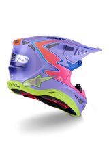 Casco Alpinestars Supertech M10 Jett Lawrence R01, casco de motocross, morado con detalles en rosa y amarillo fluorescente, diseño gráfico llamativo con el logotipo de Alpinestars, calota aerodinámica con puertos de ventilación y visera protectora