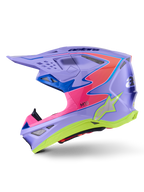 Casco Alpinestars Supertech M10 Jett Lawrence R01, casco de motocross, púrpura con detalles en rosa y amarillo flúor, vista de perfil lateral con una carcasa de carbono aerodinámica, logotipo de estrella plateada, múltiples puertos de ventilación y un diseño gráfico audaz para carreras profesionales de motocross.