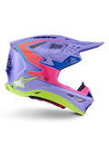Casco Alpinestars Supertech M10 Jett Lawrence R01, casco de motocross, púrpura con detalles en rosa y amarillo fluorescente, perfil lateral que muestra la carcasa aerodinámica de carbono, múltiples puertos de ventilación y el llamativo logotipo de Alpinestars para un rendimiento todoterreno