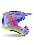 Casco Alpinestars Supertech M10 Jett Lawrence R01, casco de motocross, púrpura con detalles en rosa y amarillo fluorescente, perfil lateral que muestra la carcasa aerodinámica de carbono, múltiples puertos de ventilación y el llamativo logotipo de Alpinestars para un rendimiento todoterreno