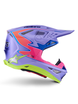 Casco Alpinestars Supertech M10 Jett Lawrence R01, casco de motocross, púrpura con detalles en rosa y amarillo fluorescente, perfil lateral que muestra la carcasa aerodinámica de carbono, múltiples puertos de ventilación y el llamativo logotipo de Alpinestars para un rendimiento todoterreno