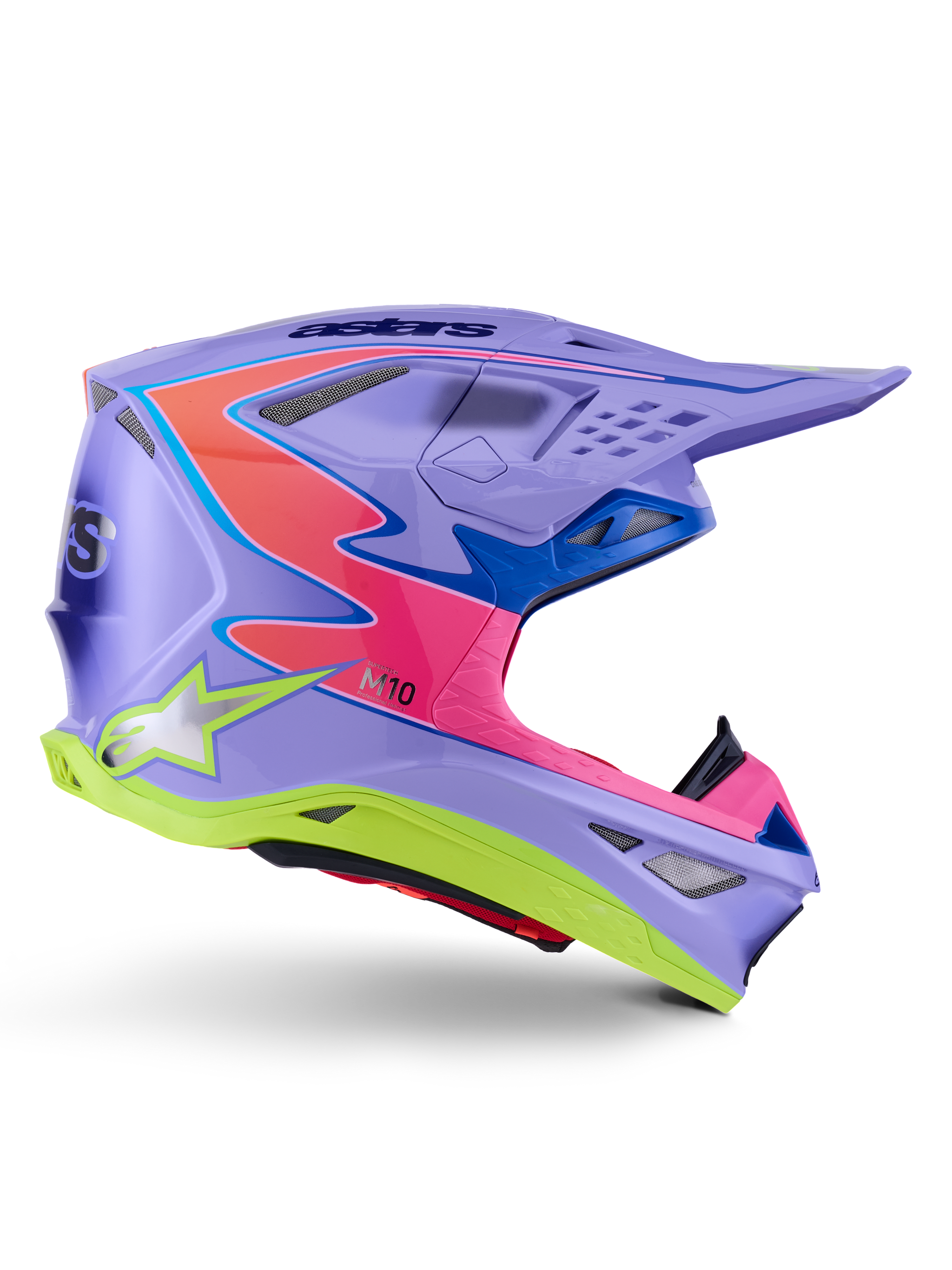 Casco Alpinestars Supertech M10 Jett Lawrence R01, casco de motocross, púrpura con detalles en rosa y amarillo fluorescente, perfil lateral que muestra la carcasa aerodinámica de carbono, múltiples puertos de ventilación y el llamativo logotipo de Alpinestars para un rendimiento todoterreno
