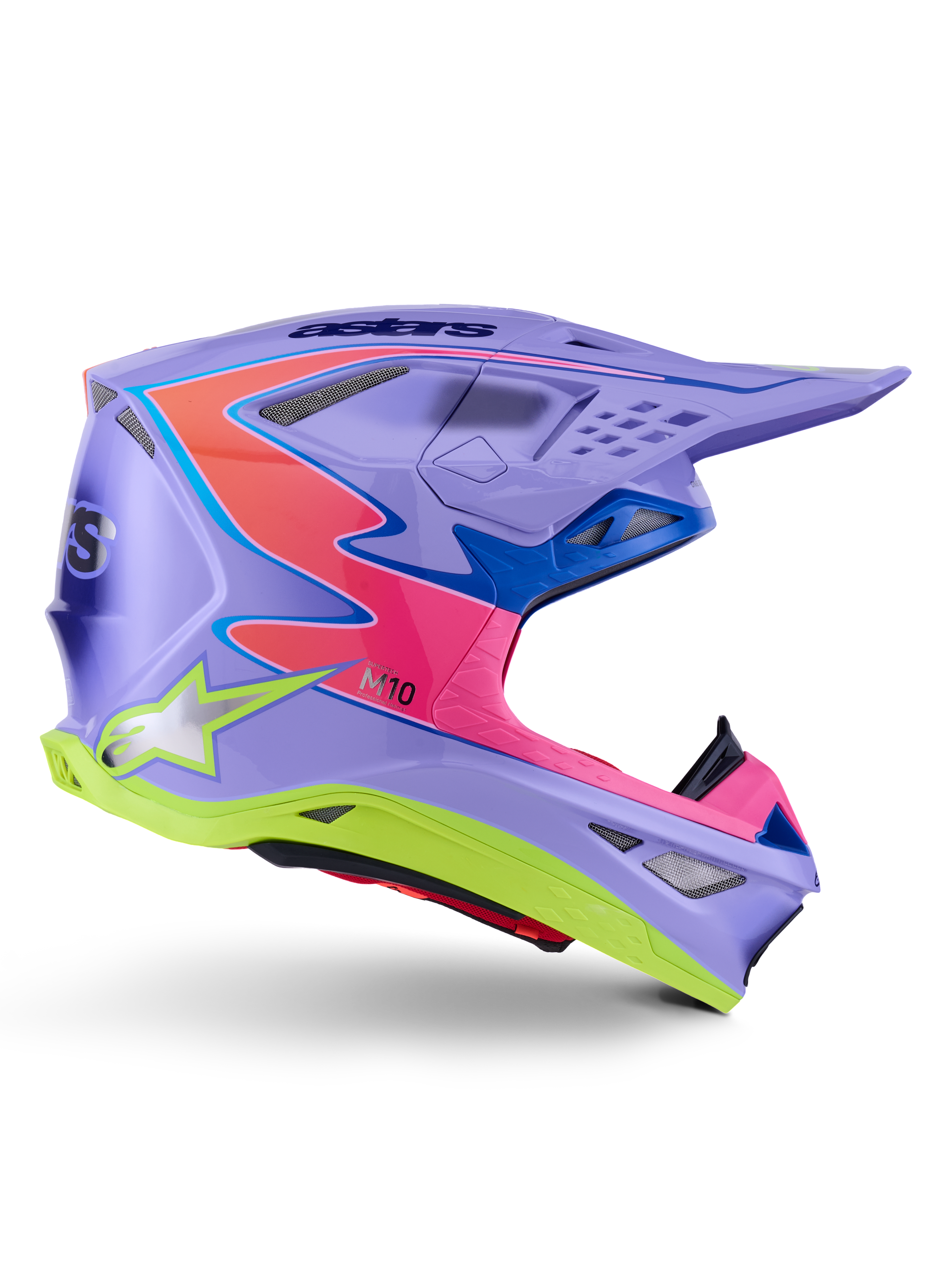 Casco Alpinestars Supertech M10 Jett Lawrence R01, casco de motocross, púrpura con detalles en rosa y amarillo fluorescente, perfil lateral que muestra la carcasa aerodinámica de carbono, múltiples puertos de ventilación y el llamativo logotipo de Alpinestars para un rendimiento todoterreno