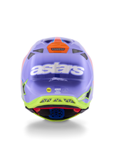 Casco Alpinestars Supertech M10 Jett Lawrence R01, casco de motocross, púrpura, rosa y amarillo fluorescente, vista trasera con el logotipo blanco de astars, firma de Jett Lawrence y múltiples puertos de ventilación, diseño aerodinámico para carreras todoterreno