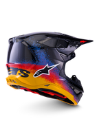 Casco Alpinestars Supertech M10 Black Hole Edición Limitada, casco de motocross, color negro brillante con un degradado moteado vibrante de amarillo a rojo y azul, calota ligera de fibra de carbono con logotipo A-star blanco y rejillas de ventilación de malla integradas