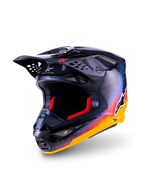 Casco Alpinestars Supertech M10 Black Hole Edición Limitada, casco de motocross, negro brillante con un vibrante patrón de salpicaduras en amarillo, naranja y azul, fibra de carbono visible en la visera, acolchado interior rojo, marca Alpinestars destacada, equipo de seguridad profesional para off-road
