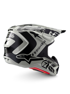 Casco Alpinestars Edición Limitada S-M7 Wolf Dust, casco de motocross, Dune Black Glossy, calota gris claro con gráficos Alpinestars en negro y texto de estilo gótico, diseño aerodinámico con múltiples puertos de ventilación, acolchado interno rojo, protección de cabeza de alto rendimiento para todoterreno