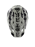 Casco Alpinestars Edición Limitada S-M7 Wolf Dust, vista superior, acabado Dune y negro brillante, con tipografía audaz de estilo gótico en la parte superior y detalles de 'One Goal One Vision', protección profesional para motocross