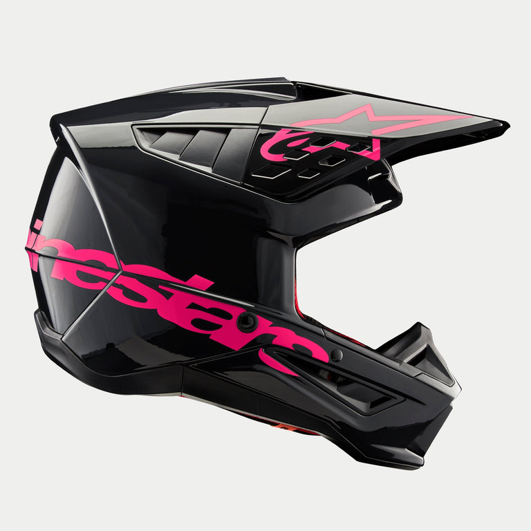 Casco Alpinestars S-M5 Corp, casco de motocross, negro Diva Pink brillante, vista de perfil lateral, acabado negro brillante con logotipos en rosa vibrante, calota aerodinámica con puertos de ventilación para protección en conducción todoterreno