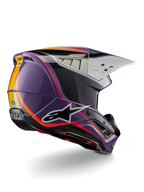 Alpinestars S-M5 Sail Helmet ECE, casco de motocross, violeta, negro y plata brillante, con detalles de rayas naranjas y amarillas, logotipo de estrella negra grande, perfil aerodinámico con puertos de ventilación traseros, acabado brillante para carreras todoterreno