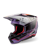 Casco Alpinestars S-M5 Sail ECE, casco de motocross, violeta, negro y plateado brillante, con acolchado interior y detalles en rojo, acabado brillante con el logotipo de Alpinestars destacado, visera aerodinámica plateada, equipo de protección profesional para todoterreno