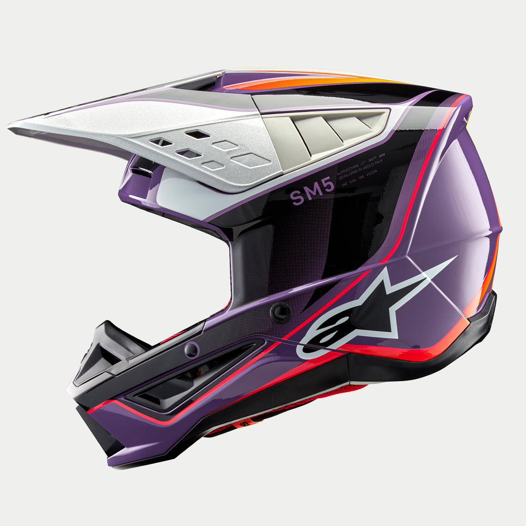 Casco Alpinestars S-M5 Sail ECE, casco de motocross, violeta, negro y plateado brillante, vista de perfil lateral con visera plateada, panel lateral negro con el texto 'SM5' y logotipo Astar blanco, carcasa aerodinámica con puertos de ventilación para competición todoterreno