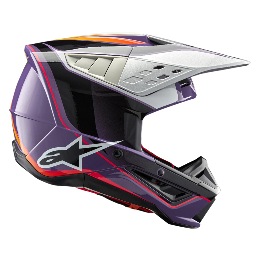Alpinestars S-M5 Sail Helmet ECE, casco de motocross, violeta, negro y plateado brillante, con llamativos gráficos en naranja y rojo, visera plateada ventilada, calota aerodinámica con logo de estrella blanca y protección profesional para competiciones off-road