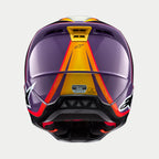 Casco Alpinestars S-M5 Sail ECE, casco de motocross, violeta, negro y plata brillante, vista posterior que muestra gráficos en degradado naranja y amarillo sobre una calota violeta, acabado brillante con logotipos de estrellas blancas en los laterales, puertos de ventilación y etiqueta de certificación ECE.