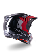 Alpinestars Honda S-M5 Helmet ECE, casco de motocross, negro y rojo brillante, vista trasera en tres cuartos con la marca Honda y logotipos de Alpinestars, acabado brillante con acentos gráficos en rojo y gris, diseñado para protección todoterreno