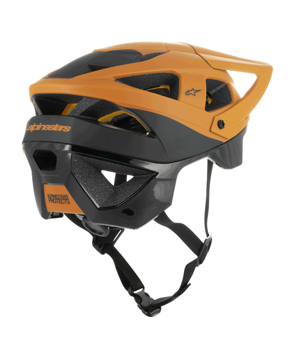 Casco Alpinestars Vector Tech Zeal, casco de MTB, negro y dorado oscuro, vista lateral trasera que muestra múltiples puertos de ventilación, visera ajustable y correa de barbilla negra segura, equipo de protección para bicicleta de montaña con la marca Alpinestars