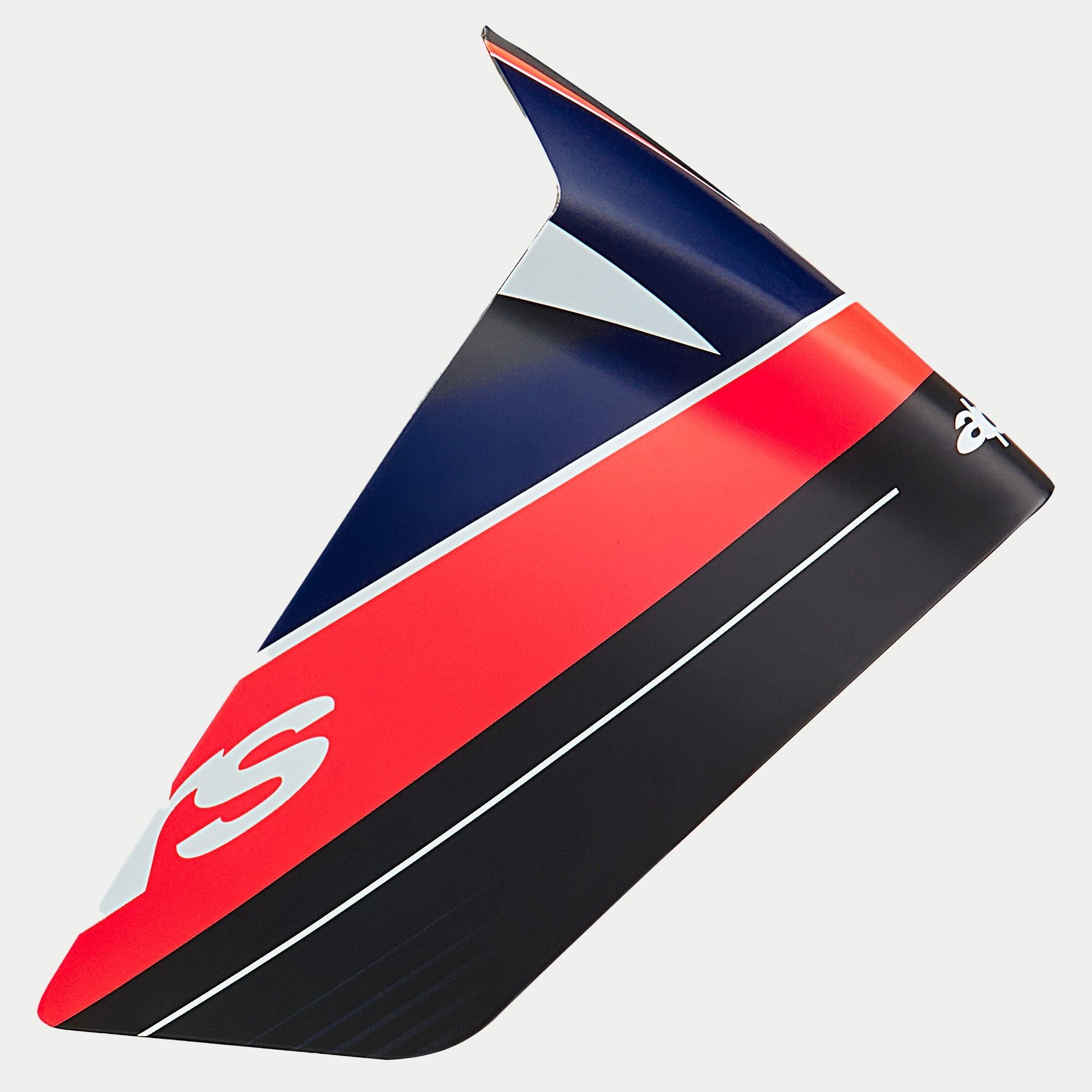 Alpinestars Supertech R10 Team Race Spoiler, accesorio para casco, carbono negro, rojo flúor y azul oscuro mate, diseño de ala aerodinámica con gráficos de logo blancos, componente de repuesto para cascos de carreras de motociclismo