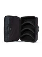 Alpinestars Estuche para Gafas Supertech Vision, negro, vista interior abierta, tres divisores modulares precurvados para el almacenamiento de lentes y gafas, bolsillos de malla suave en la tapa para accesorios, diseño horizontal estilo maletín con asa acolchada, organizador protector de equipo de motocross