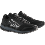 Alpinestars Meta Trail Shoes, zapatillas de running de alto rendimiento, negro y gris oscuro, gran logotipo Astars blanco con rayas en el lateral, diseño con cordones y suela gris robusta, diseñadas para brindar comodidad durante todo el día en el paddock
