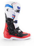 Alpinestars Tech 3, botas de motocross blancas y rojas con detalles azul oscuro, protección de TPU negra y cierre de triple hebilla, vista lateral