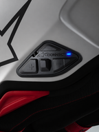 Alpinestars A Connect Intercom System, sistema de intercomunicador para casco de moto con diseño de cuatro botones y LED de estado azul, instalado en la calota