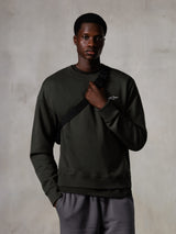 Alpinestars Essentials Ageless Crew, sudadera de cuello redondo, color Off Black, con un pequeño logotipo de Alpinestars blanco en el pecho, cuello y dobladillo acanalados, estilo de vida casual streetwear