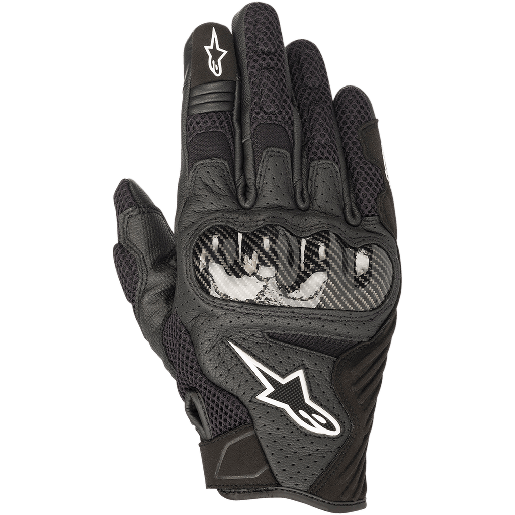 Guantes Alpinestars SMX-1 Air V2, guantes de moto negros con protección de nudillos estilo fibra de carbono, logo de estrella blanco, paneles de malla y cuero perforado para ventilación, diseño de puño corto para uso urbano y en calle.