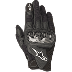 Guantes Alpinestars SMX-1 Air V2, guantes de moto negros con protección de nudillos estilo fibra de carbono, logo de estrella blanco, paneles de malla y cuero perforado para ventilación, diseño de puño corto para uso urbano y en calle.