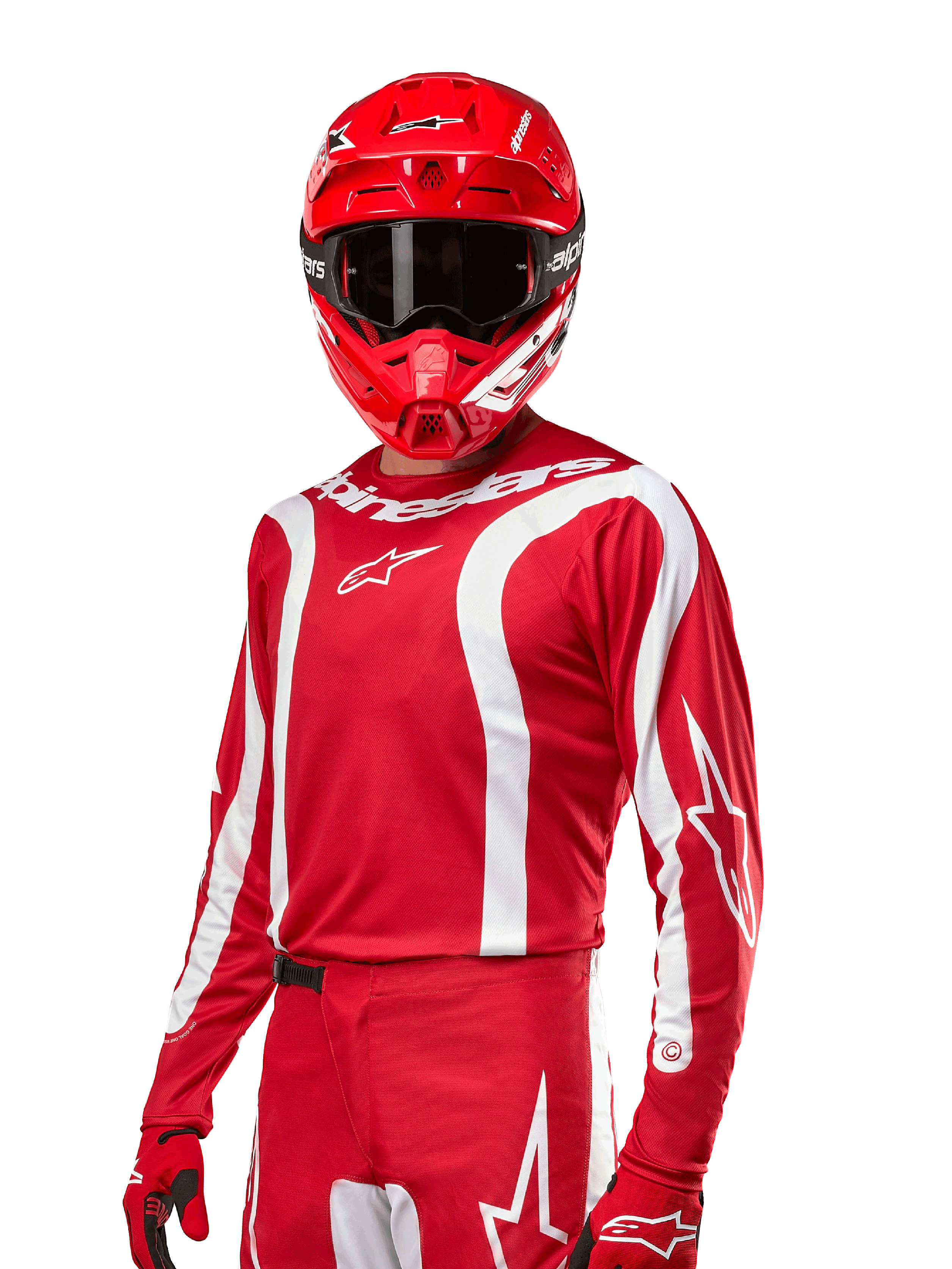 Alpinestars 2024 Fluid Lurv Jersey, jersey de motocross, rojo y blanco, usado con casco y guantes rojos a juego, diseño deportivo audaz con rayas blancas curvas y marca Alpinestars