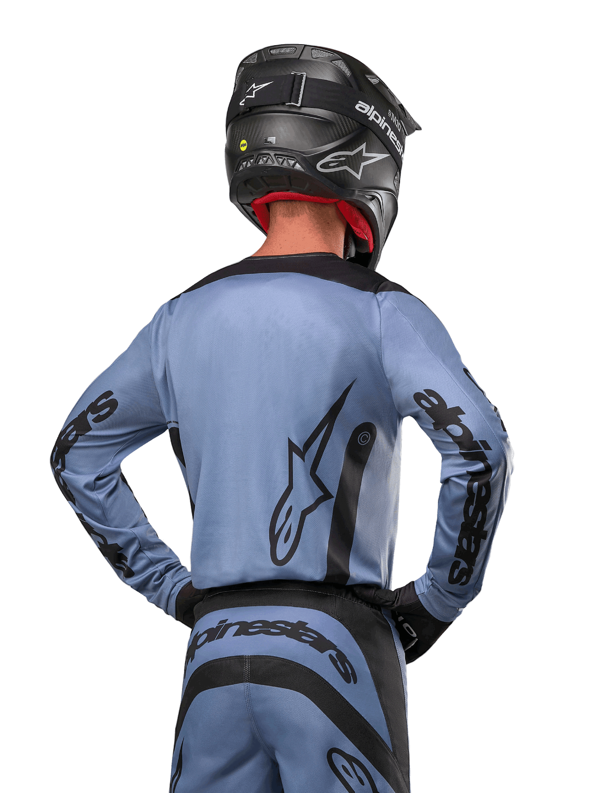 Alpinestars 2024 Fluid Lurv Jersey, jersey de motocross, azul claro y negro, vista trasera del piloto mostrando el logotipo de la estrella grande y la marca en las mangas, usado con casco negro y pantalones de motocross a juego, equipamiento de carreras profesional