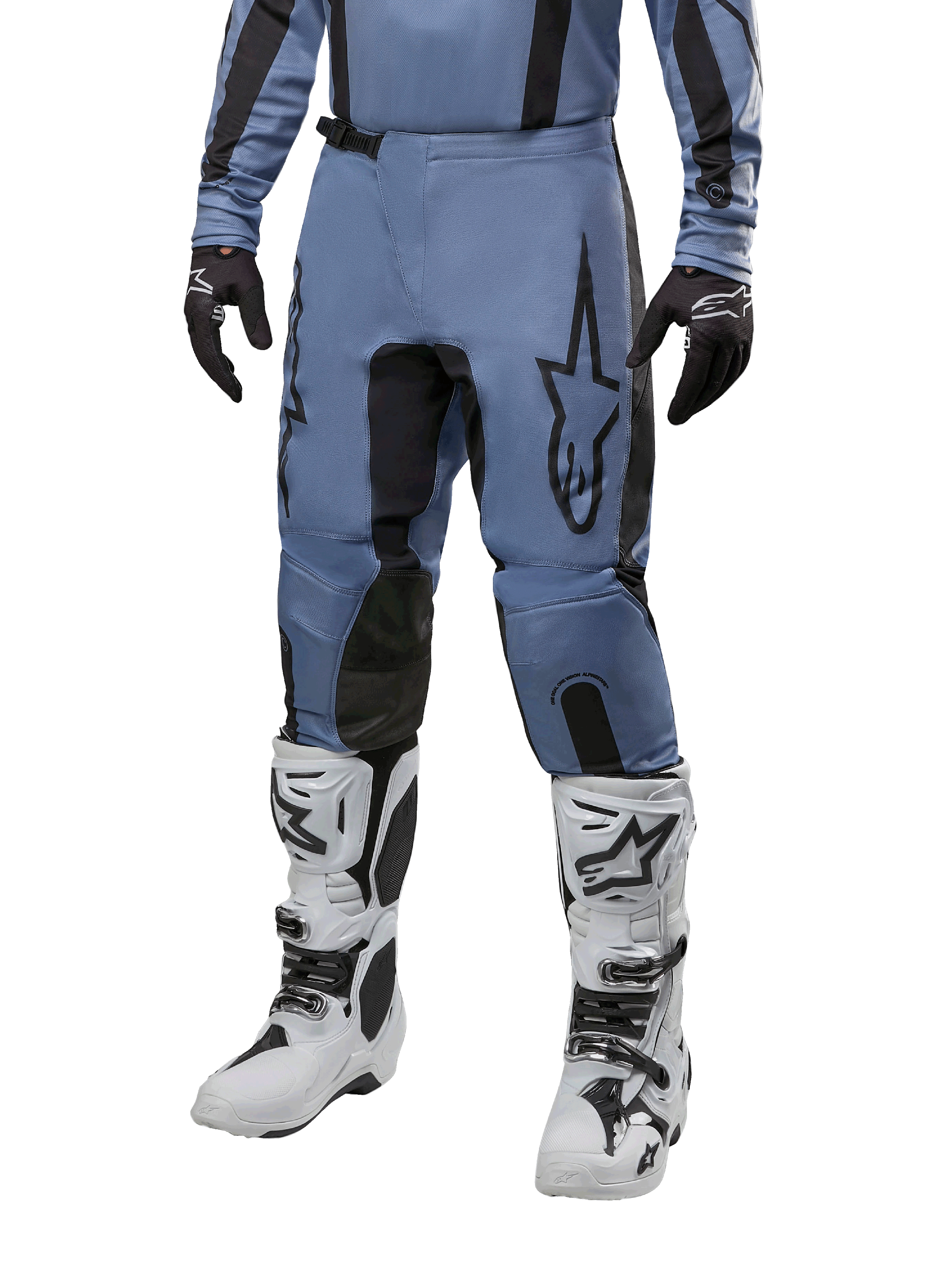 Alpinestars 2024 Fluid Lurv Pants, pantalones de motocross, azul claro y negro, usados con jersey de manga larga a juego y botas de motocross blancas, con un prominente logotipo de estrella negra en el muslo y paneles internos de la rodilla reforzados, vista frontal sobre fondo blanco