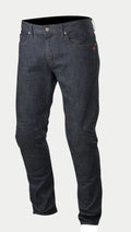 Alpinestars Copper Denim Pants, vaqueros de moto en color azul oscuro, con corte recto regular, diseño clásico de cinco bolsillos con un pequeño detalle de logo rojo y construcción de pierna preformada para conducción urbana.
