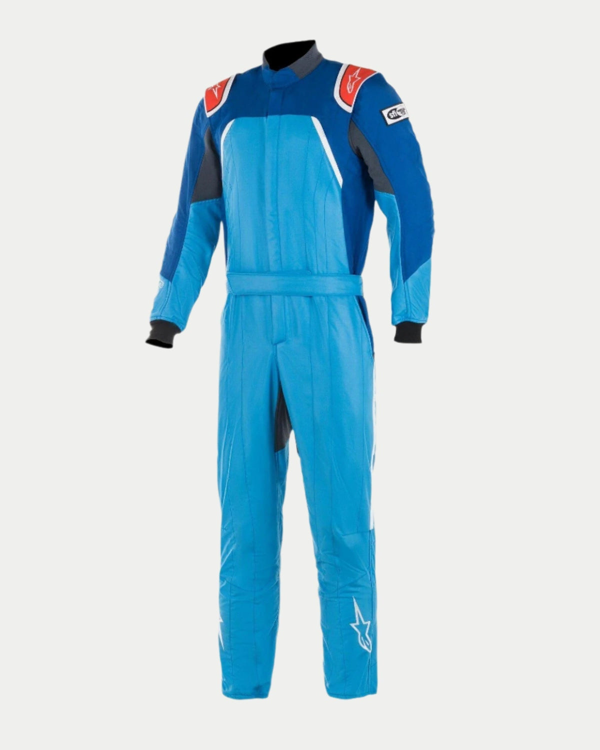Alpinestars GP Pro Comp Bootcut Suit FIA, mono profesional de automovilismo en azul cobalto, azul real y rojo, con una construcción de aramida de tres capas, charreteras en los hombros y un diseño de pierna bootcut con logotipos de estrella blancos.