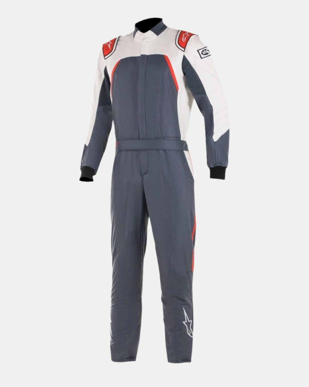 Alpinestars GP Pro Comp Bootcut Suit FIA, mono de automovilismo, gris asfalto, blanco y rojo, cuerpo gris oscuro con paneles blancos en los hombros y detalles rojos, con logotipos de Alpinestars en hombros y piernas, pernera tipo bootcut, diseño profesional para competición