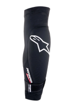 Protector de rodilla Aria de Alpinestars, negro y blanco, manga de malla transpirable con un gran logotipo blanco de Astars, texto 'ASTARS RIGHT' y correa inferior ajustable, protección ligera para ciclismo y bicicleta de montaña