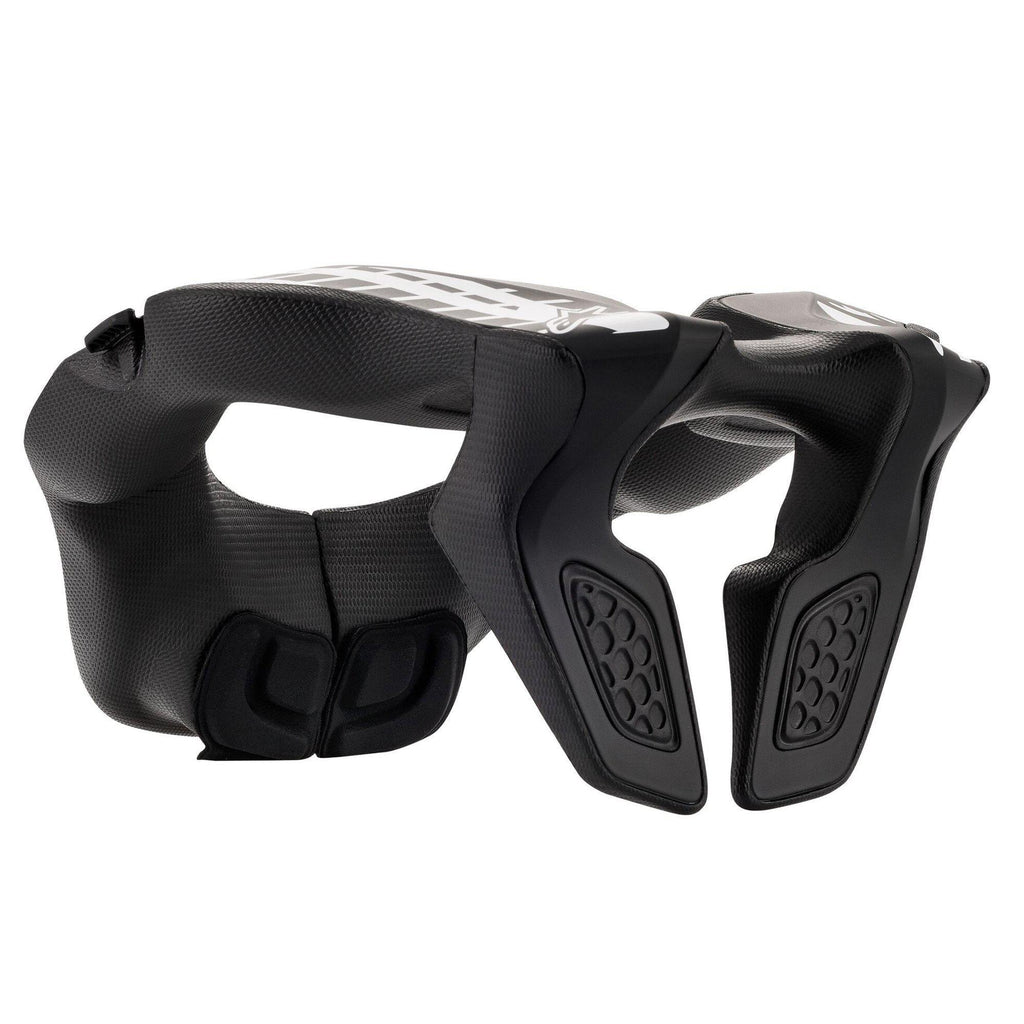 Alpinestars Youth Neck Support, protector de cuello para motocross, negro y blanco, con un marco de polímero contorneado y acolchado de espuma EVA texturizada, logotipo blanco de Alpinestars en la superficie superior, sistema estabilizador trasero, diseñado para la protección juvenil todoterreno